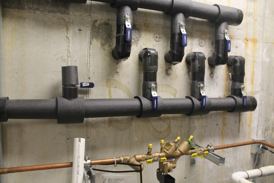 More Photos Of 307 W College St, Carbondale Sorority Fraternity House For Sale