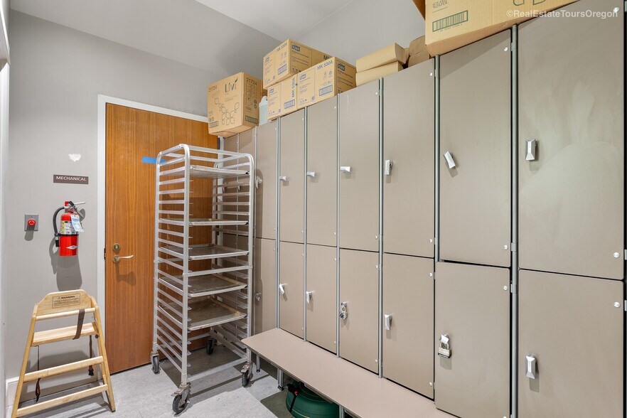 More Photos Of 1331 SW Broadway St, Portland Restaurant For Sale