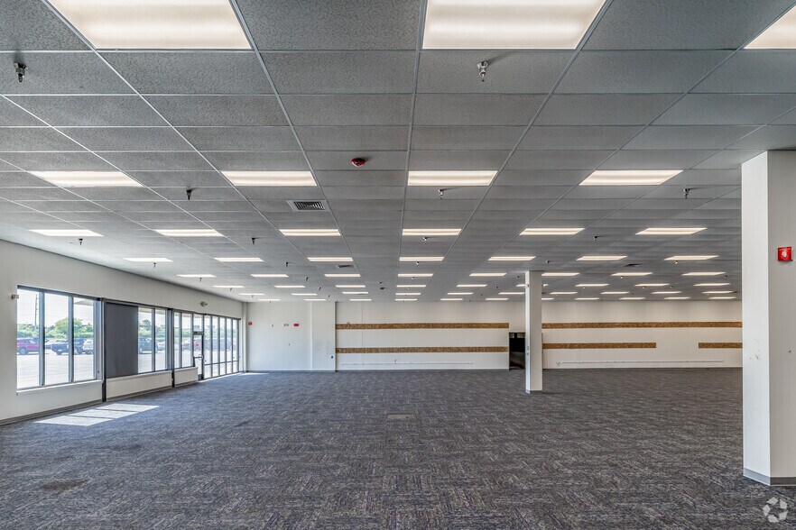 More Photos Of 3030-3136 S Linden Rd, Flint Unknown For Lease