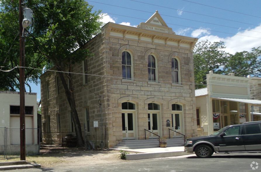 Primary Photo Of 402 7th St, Comfort Storefront Retail Residential For Lease