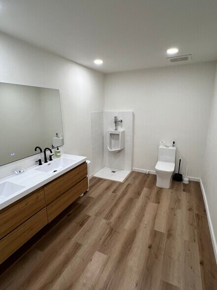 More Photos Of 413 N Moss St, Burbank Light Manufacturing For Sale