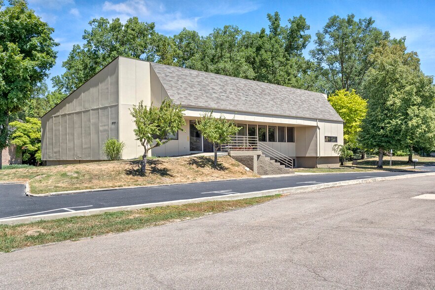 More Photos Of 24724 Lahser Rd, Southfield Office For Sale