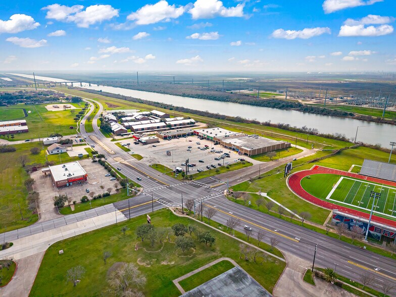 More Photos Of 301-327 S Brazosport Blvd, Freeport Storefront For Lease