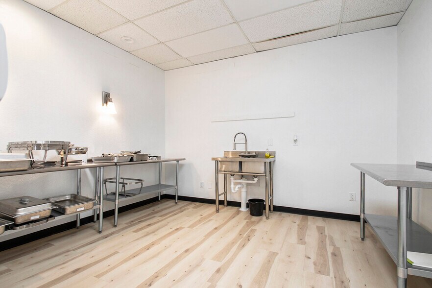 More Photos Of 1628 N Ironwood Dr, South Bend Freestanding For Lease