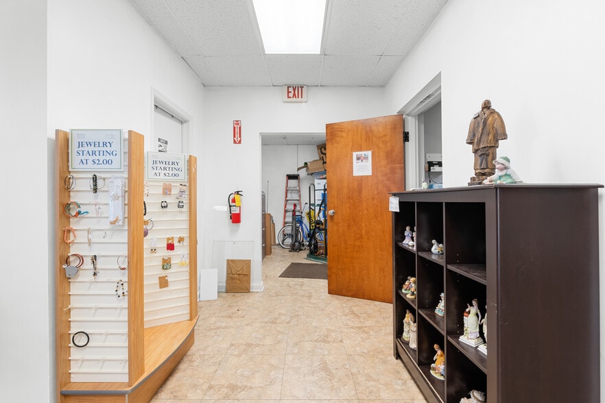 More Photos Of 6 Television Cir, Savannah Freestanding For Lease