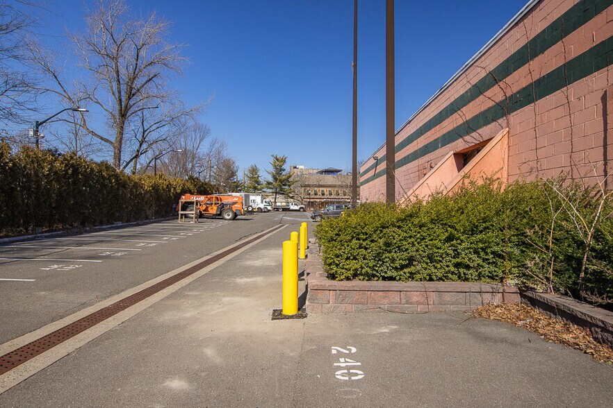 More Photos Of 12 E Dexter Plz, Pearl River Warehouse For Lease