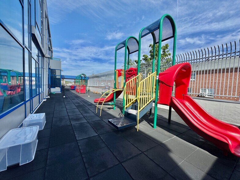 More Photos Of 215-15 Northern Blvd, Bayside Storefront Retail Office For Lease