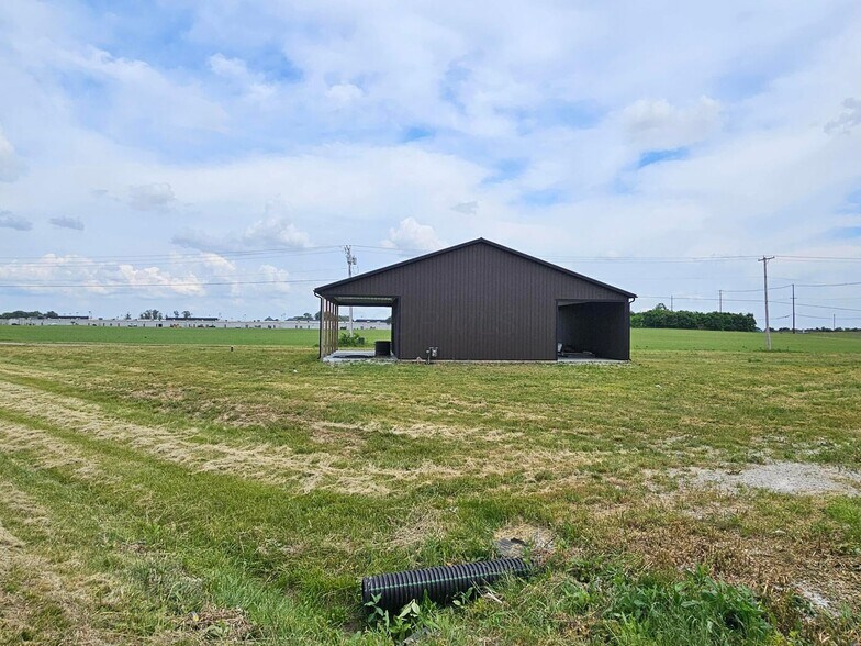 More Photos Of 10260 Carr Rd, Jeffersonville General Retail For Sale