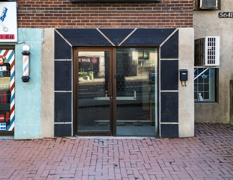 Primary Photo Of 5643 Ch De La Côte-Des-Neiges, Montréal General Retail For Lease