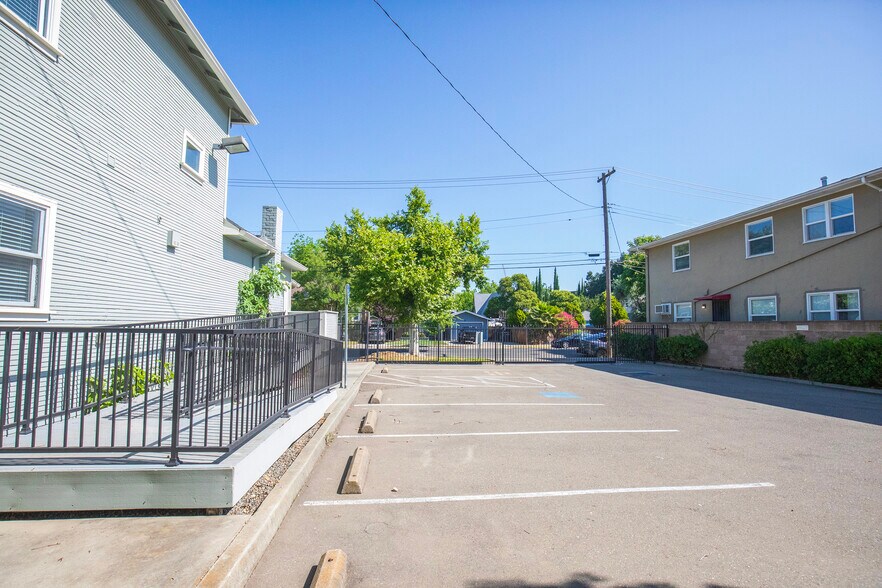 More Photos Of 4322 4th Ave, Sacramento Office Residential For Sale