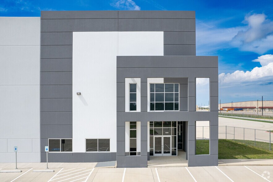 More Photos Of 2062 Woods Road, Brookshire Warehouse For Lease