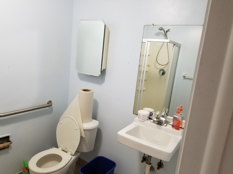 More Photos Of 3667-3691 46th Ave N, Saint Petersburg Manufacturing For Lease