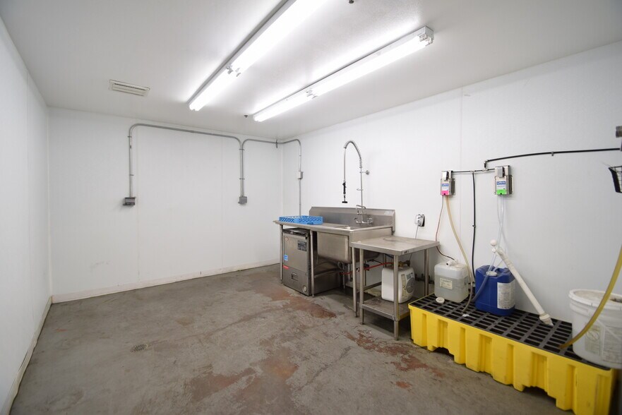 More Photos Of 812 C St, Culver Distribution For Sale