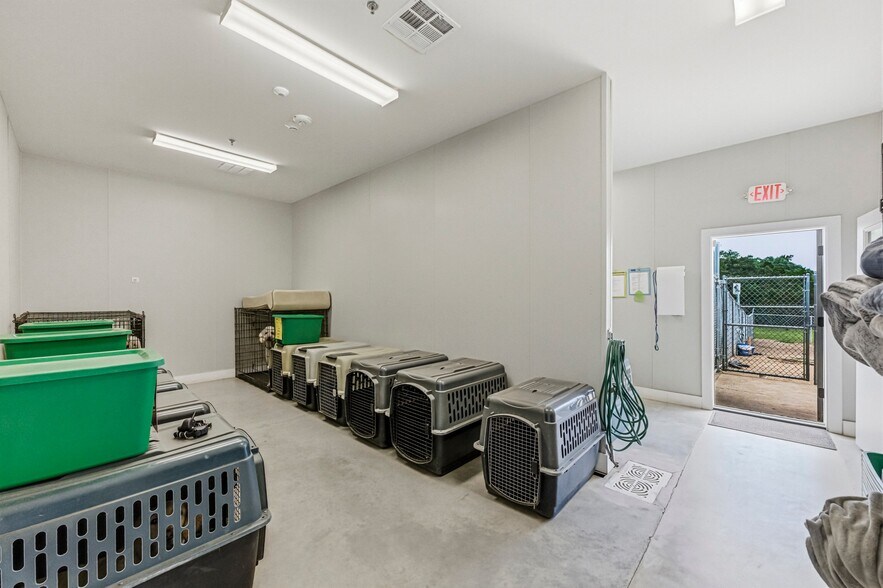 More Photos Of 1410 Live Oak Rd, Leander Showroom For Sale