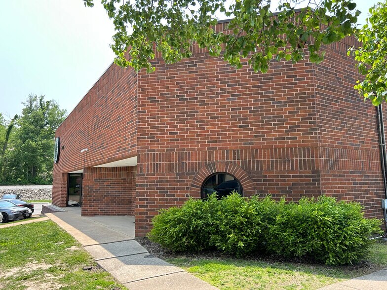 More Photos Of 251-253 Chesterfield Industrial Blvd, Chesterfield Warehouse For Sale
