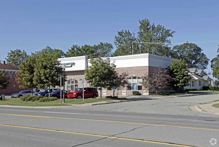 More Photos Of 400 S Broadway St, Lake Orion Office For Lease