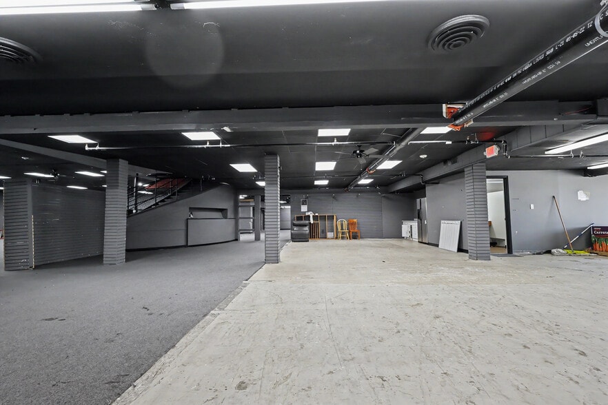 More Photos Of 312 E Main St, Grand Prairie Showroom For Lease
