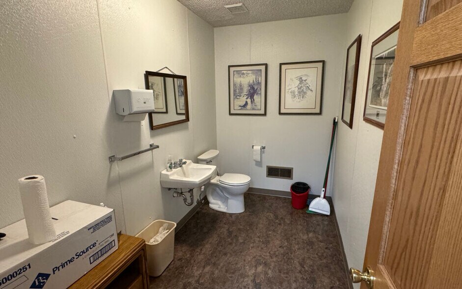 More Photos Of 425 N Broadway Ave, Riverton Light Distribution For Sale