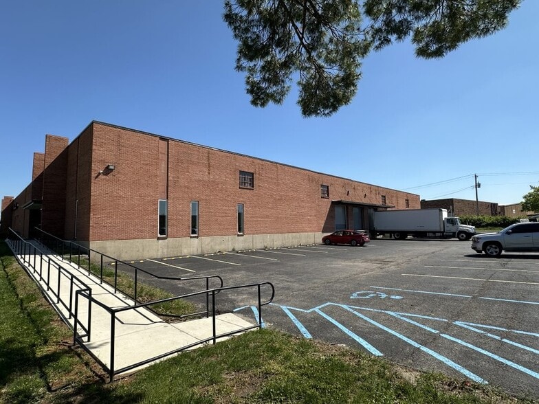 More Photos Of 2462-2470 Schuetz Rd, Maryland Heights Warehouse For Sale