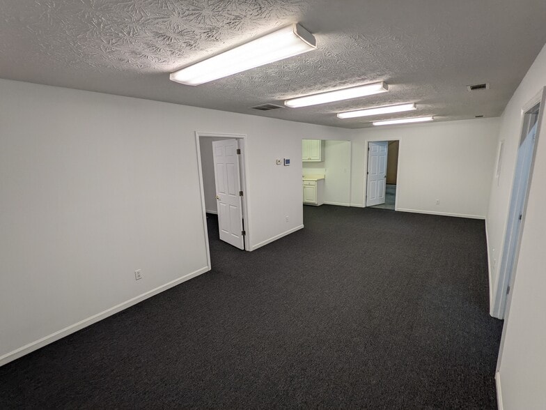 More Photos Of 389 Farmer Ct, Lawrenceville Light Distribution For Lease