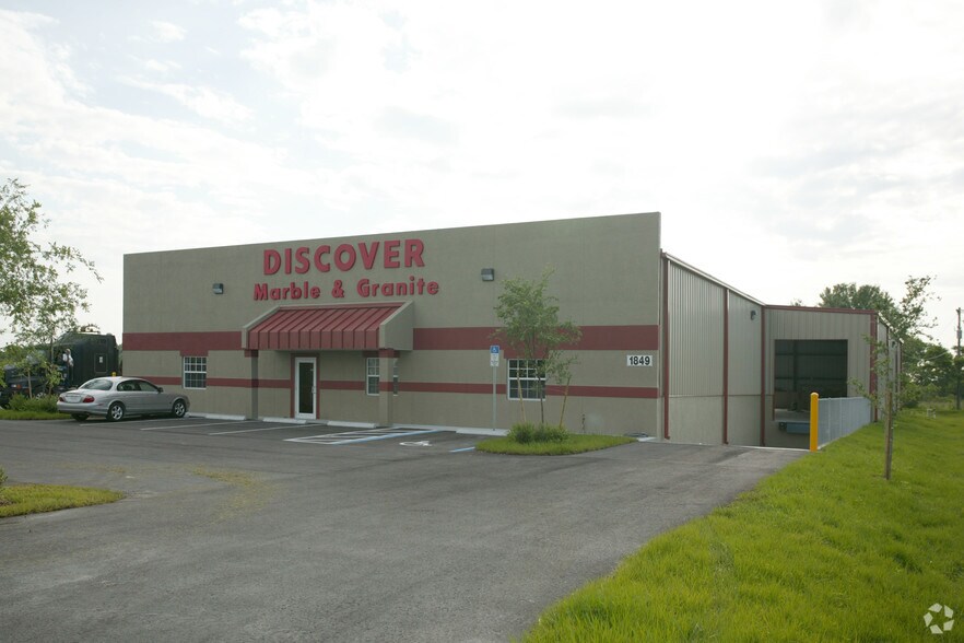 More Photos Of 1849 Benchmark Ave, Fort Myers Warehouse For Lease