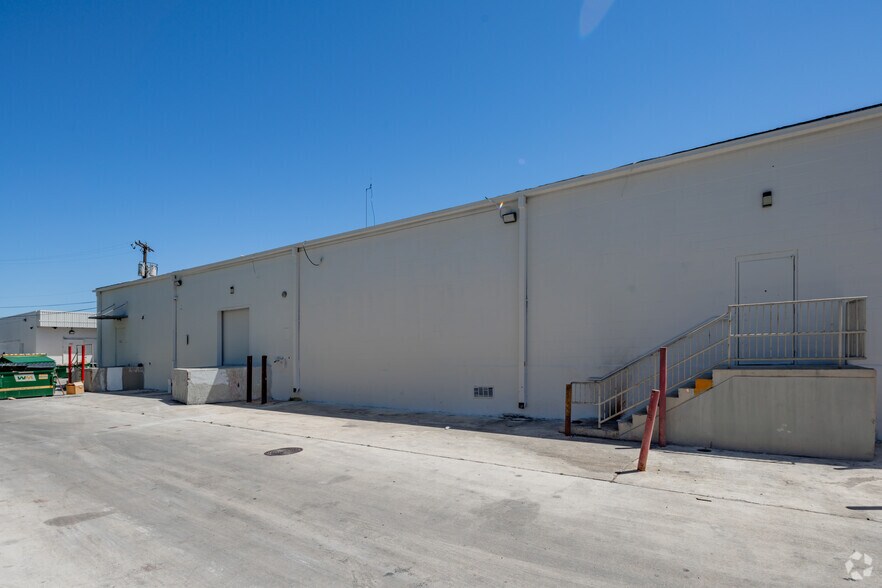 More Photos Of 2905-3025 West Ave, San Antonio Storefront For Lease