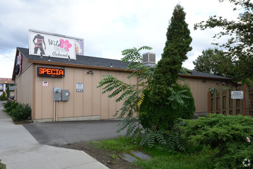 More Photos Of 15826 SE Division St, Portland Bar For Lease