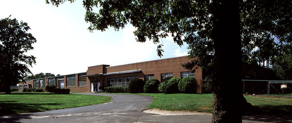 Primary Photo Of 2215 Union Blvd, Bay Shore Manufacturing For Sale