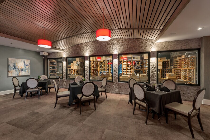 More Photos Of 655 2nd Ave S, Saint Petersburg Restaurant For Sale