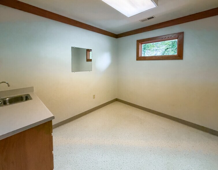 More Photos Of 3610 Moore Duncan Hwy, Moore Medical For Lease