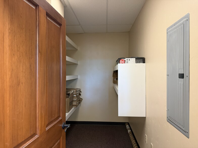 More Photos Of 1414 E F St, Oakdale Office For Sale
