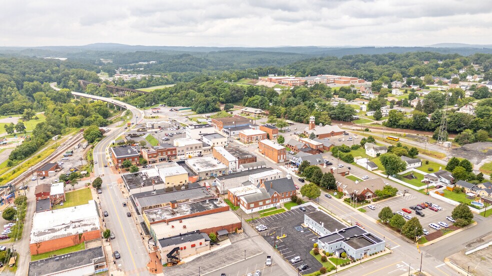 More Photos Of 525 7th St, Altavista Office For Sale