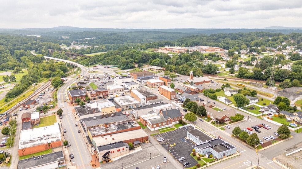 More Photos Of 525 7th St, Altavista Office For Sale