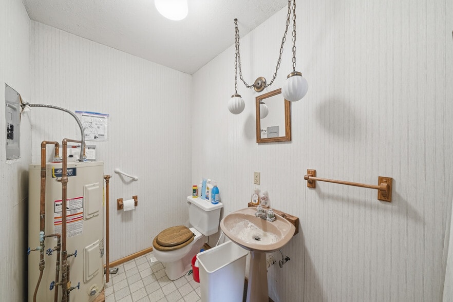 More Photos Of 210 Miles Ave, Clyde Park Specialty For Sale