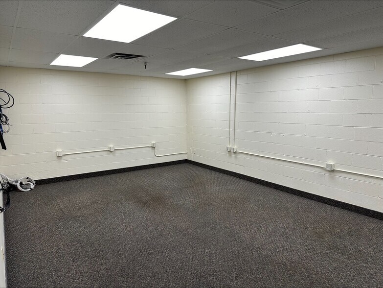 More Photos Of 175 E Broadway Ave, Westerville Warehouse For Lease