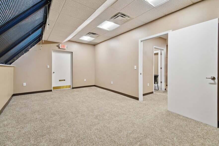 More Photos Of 6740 Crosswinds Dr, Saint Petersburg Coworking Space