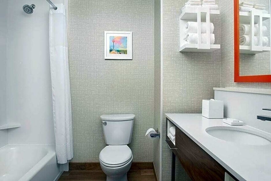 More Photos Of 109 N State Ave, Warroad Hotel For Sale