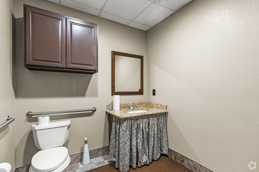 More Photos Of 421 Compton Ave, Irving Warehouse For Lease