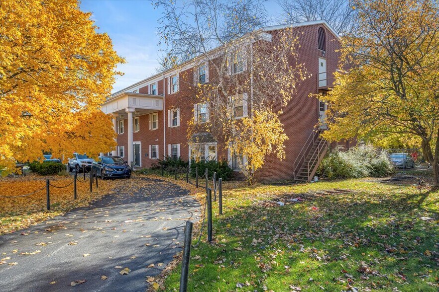 More Photos Of 928 W Hillcrest Dr, Dekalb Sorority Fraternity House For Sale