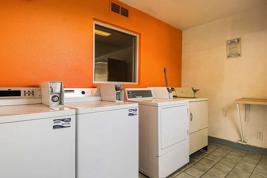 More Photos Of 14685 Warren St, Lost Hills Hotel For Sale