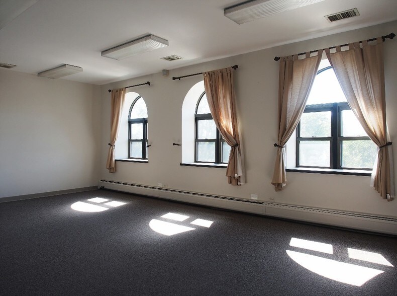 More Photos Of 329-331 S York Rd, Bensenville Daycare Center For Lease