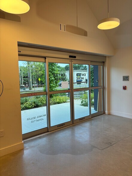 More Photos Of 600 E Putnam Ave, Cos Cob Freestanding For Lease