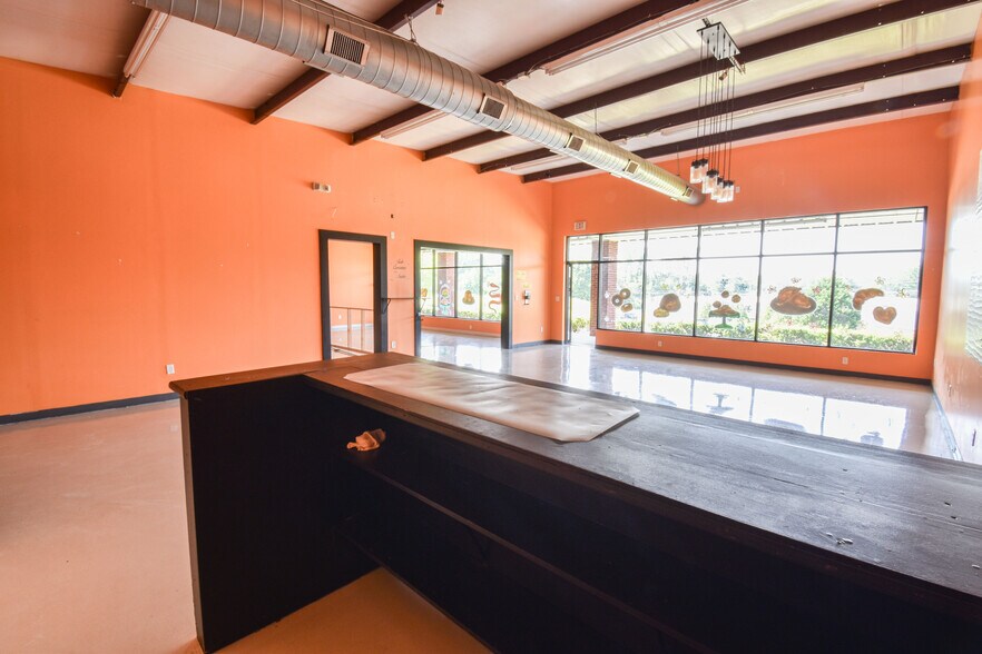 More Photos Of 4550 Station Cir, Northport Freestanding For Lease