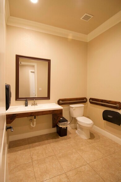 More Photos Of 1150 Bromberg St, Mineola Office For Lease