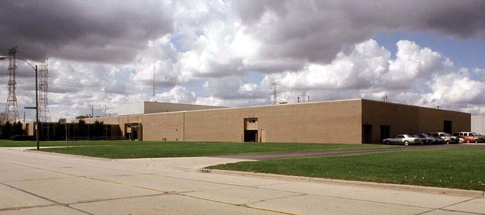 More Photos Of 832 Industrial Dr, Elmhurst Manufacturing For Lease