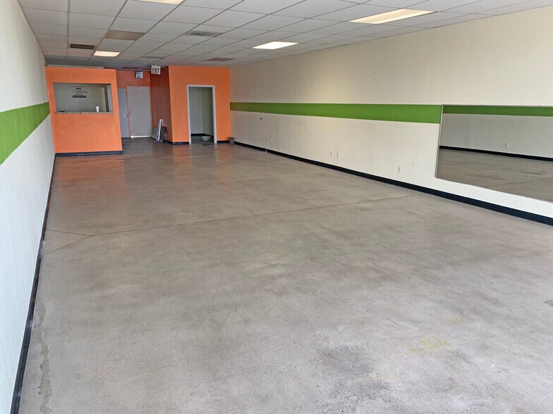 More Photos Of 6445 N 51st Ave, Glendale Unknown For Lease