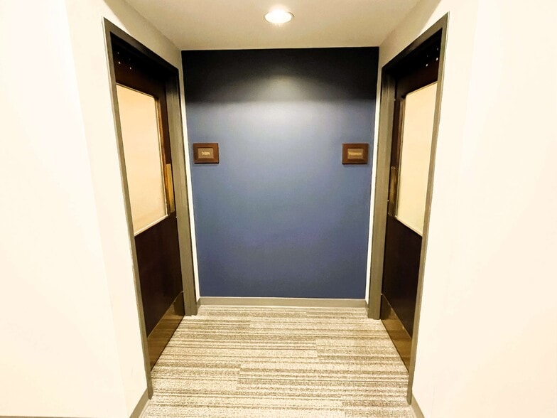 More Photos Of 20 Allen Ave, Webster Groves Office For Lease