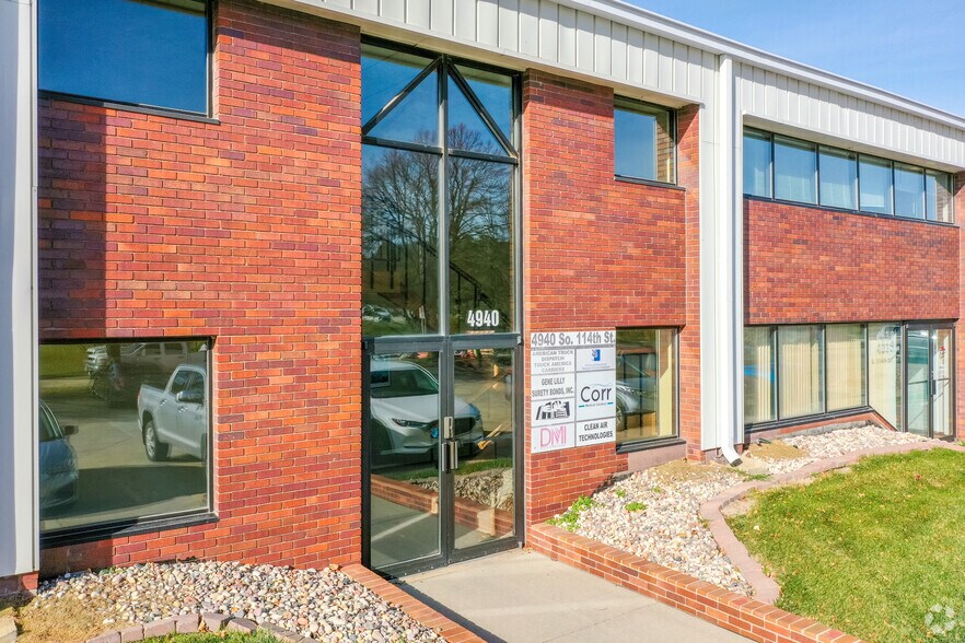 More Photos Of 4928-4944 S 114th St, Omaha Loft Creative Space For Lease