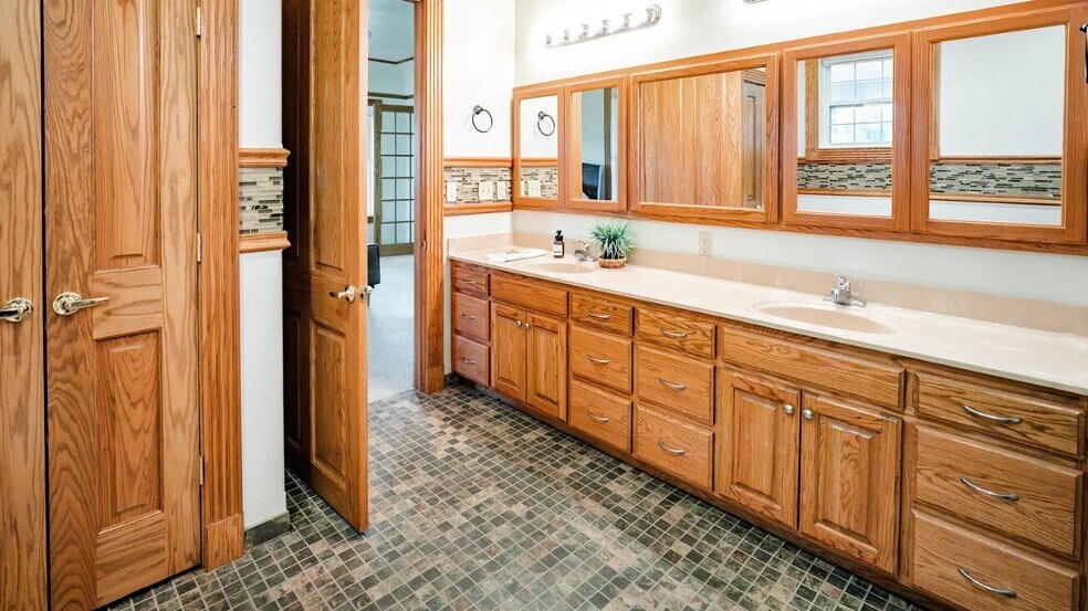 More Photos Of 352 MO-245, Dadeville Horse Stables For Sale