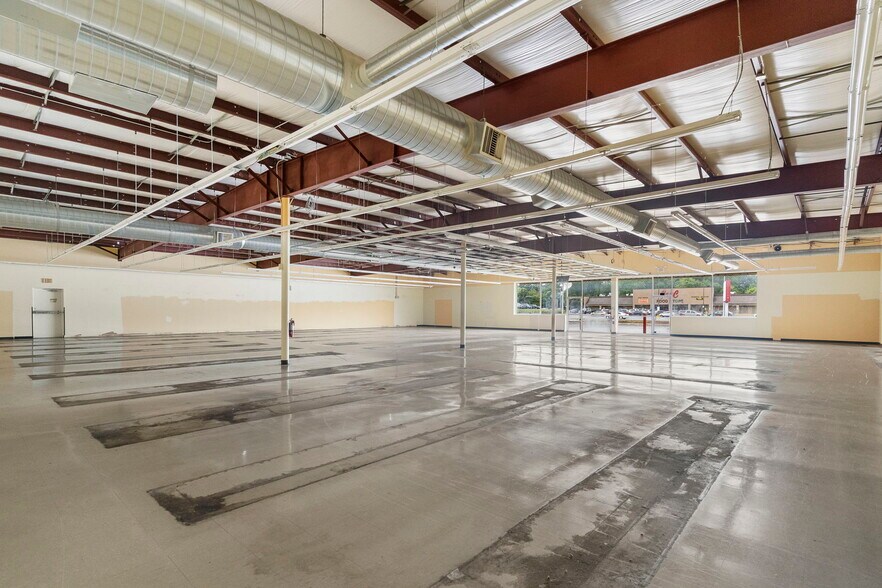 More Photos Of 395 N Gardner St, Scottsburg Freestanding For Lease